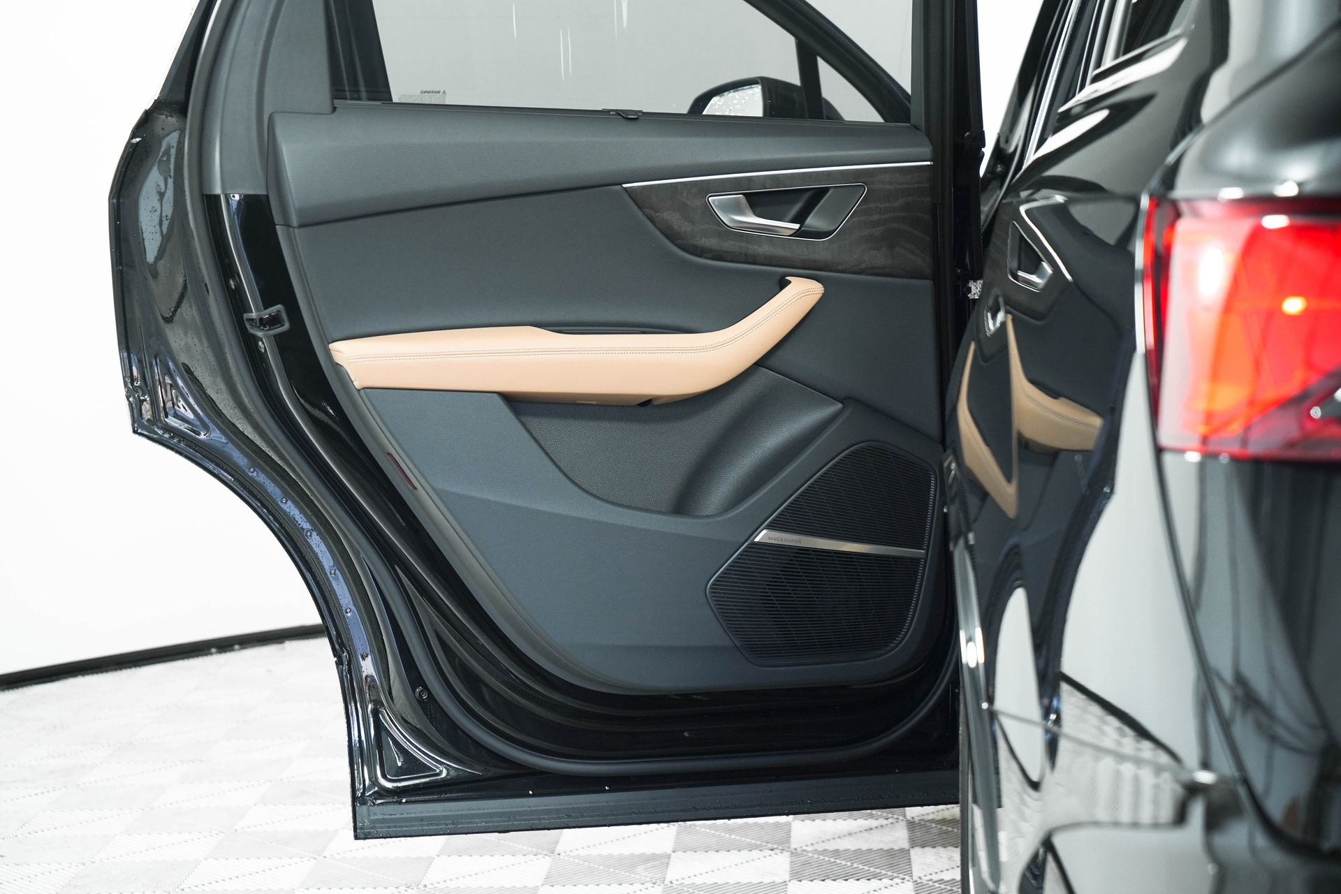 2025 Audi Q7 Premium Plus Image 16 of 38