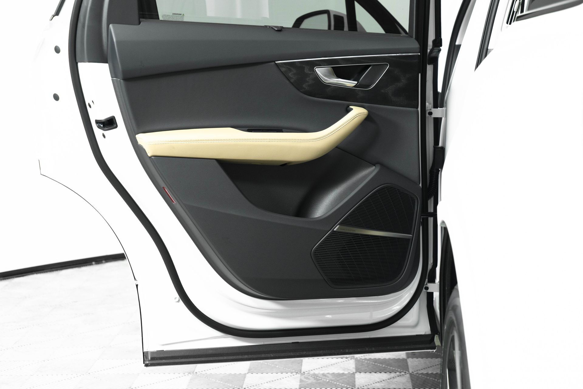 2025 Audi Q7 Premium Plus Image 16 of 38