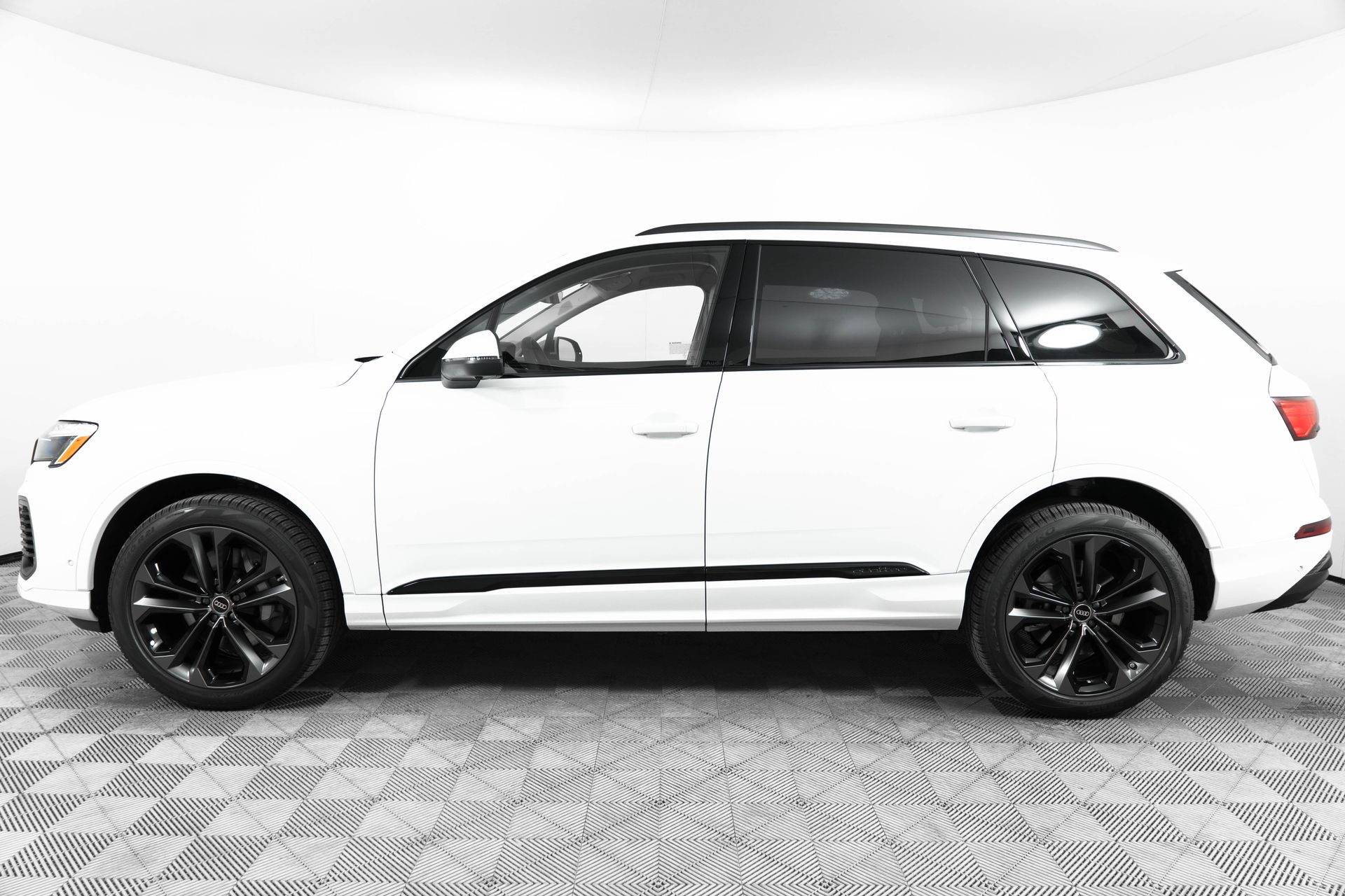 2025 Audi Q7 Premium Plus Image 8 of 38