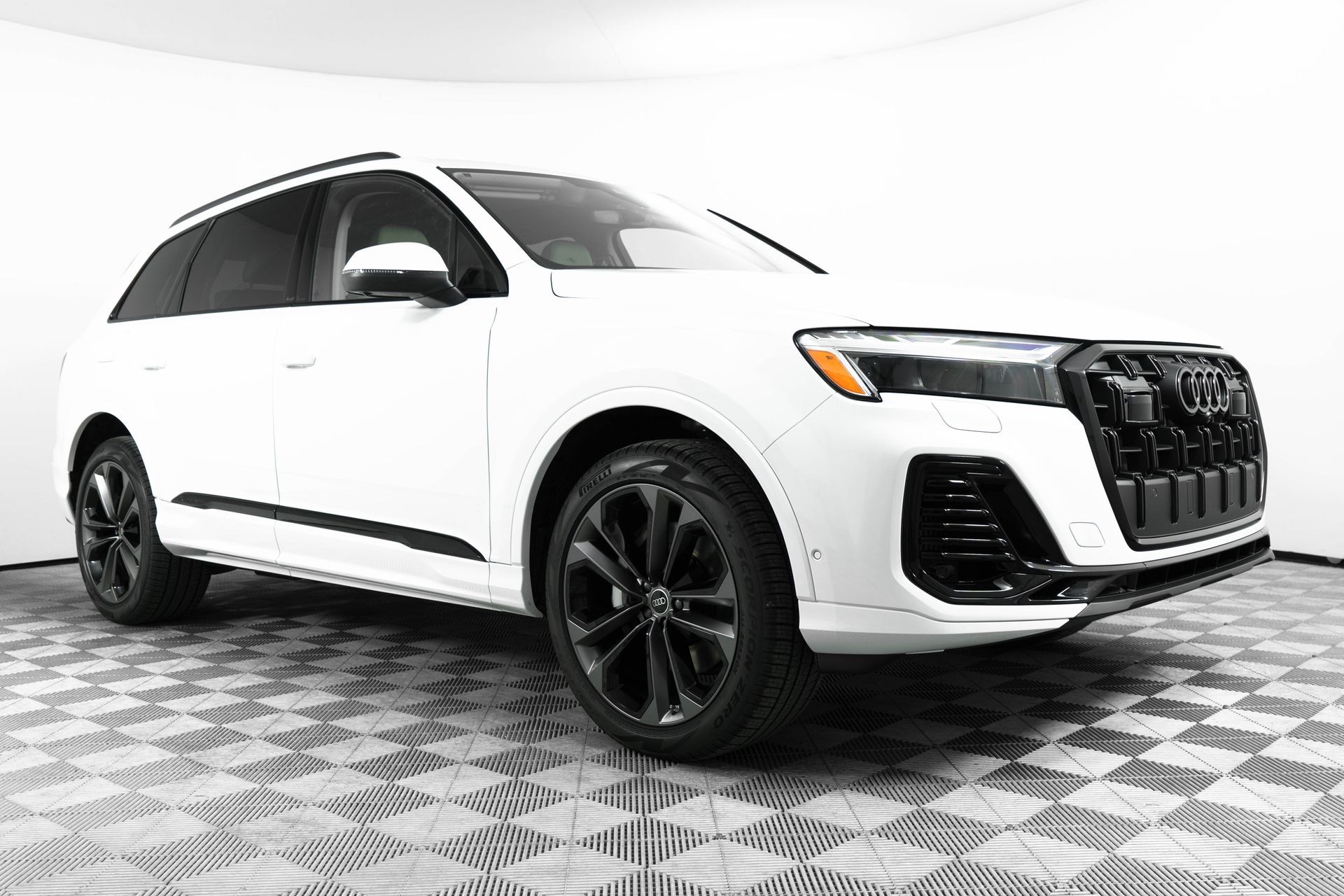 2025 Audi Q7 Premium Plus Image 3 of 38