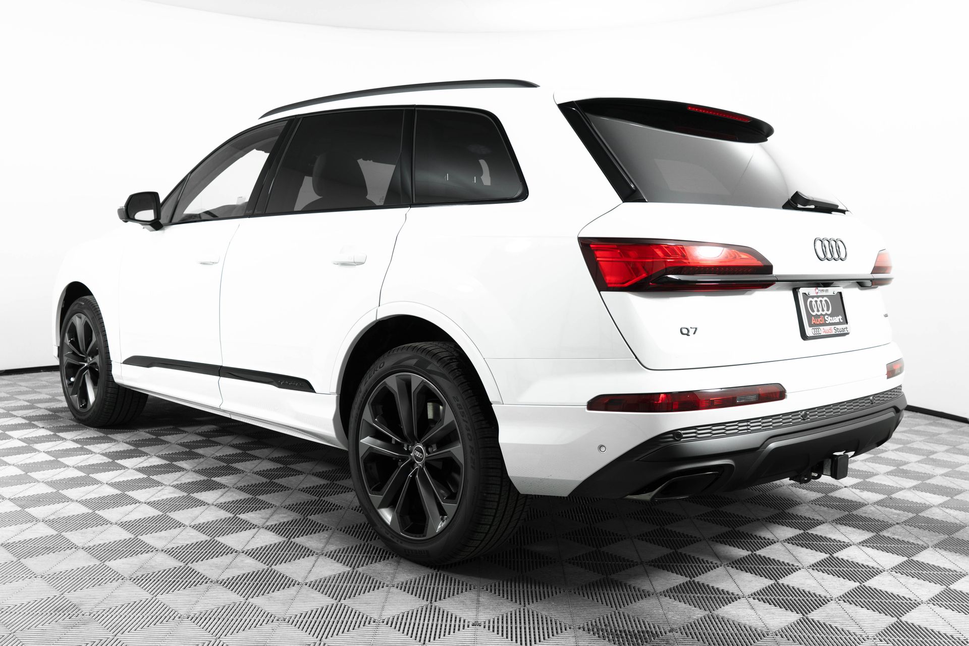 2025 Audi Q7 Premium Plus Image 7 of 38