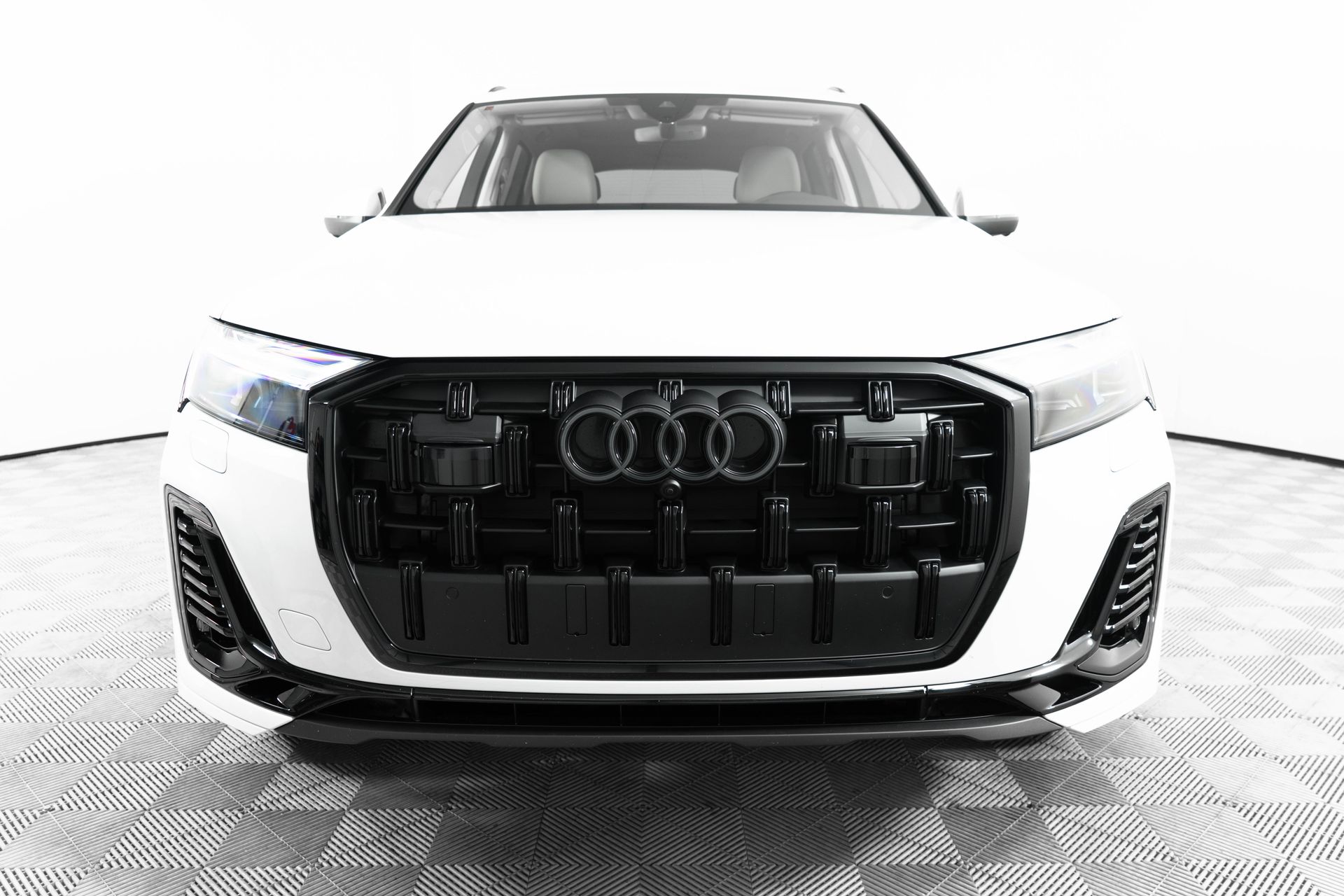 2025 Audi Q7 Premium Plus Image 2 of 38