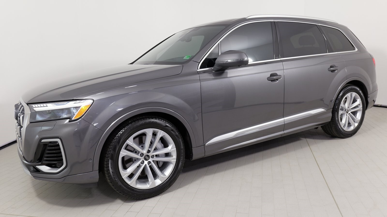 2025 Audi Q7 Prestige Image 3 of 81