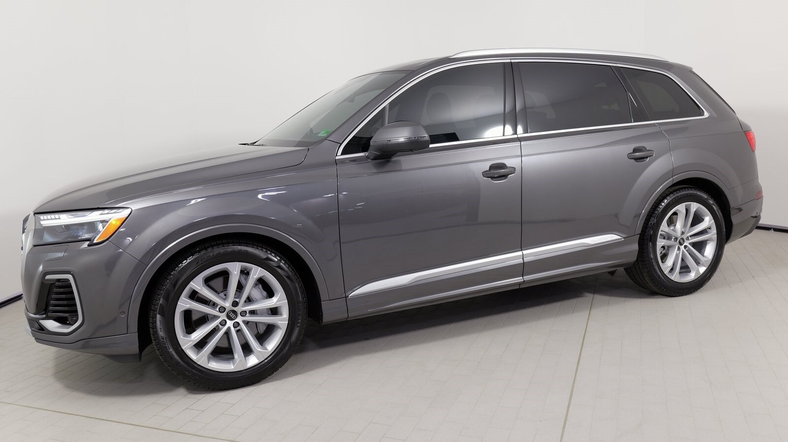 2025 Audi Q7 Prestige Image 2 of 81