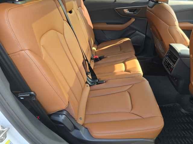 Vehicle image 33 of 49