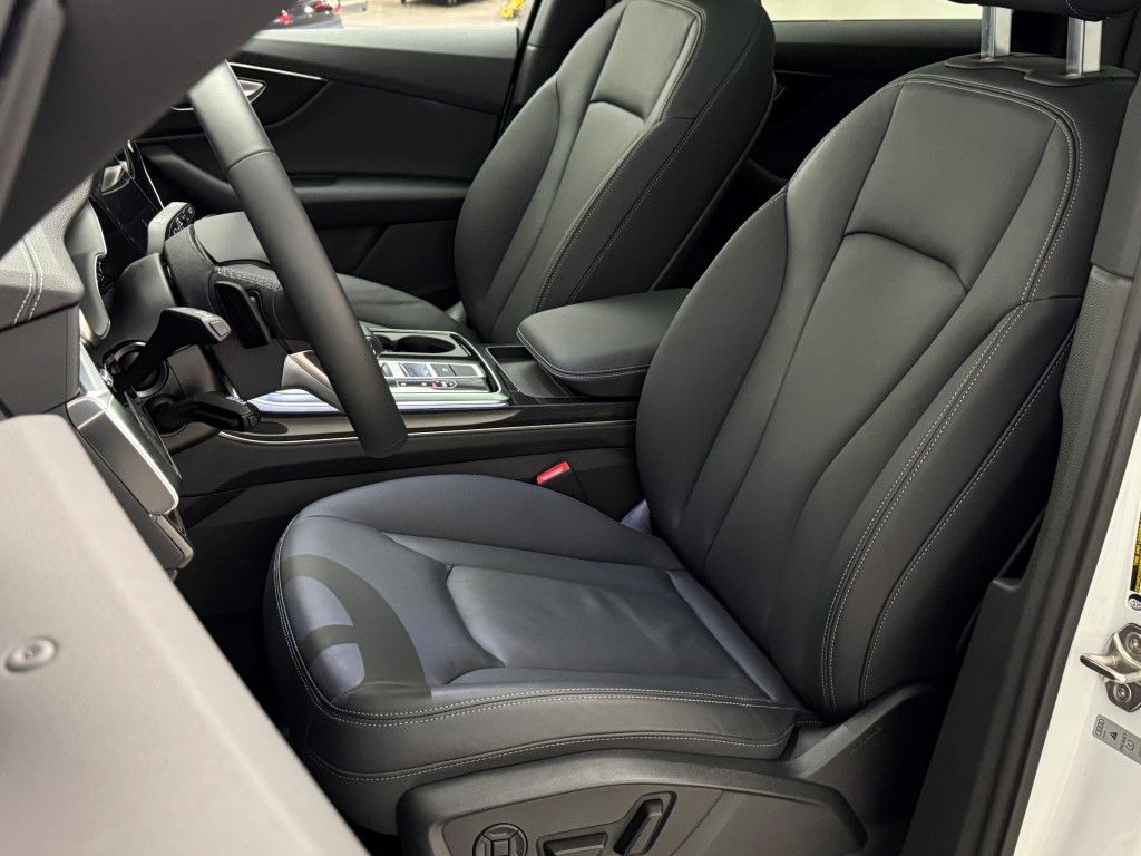 Vehicle image 33 of 47