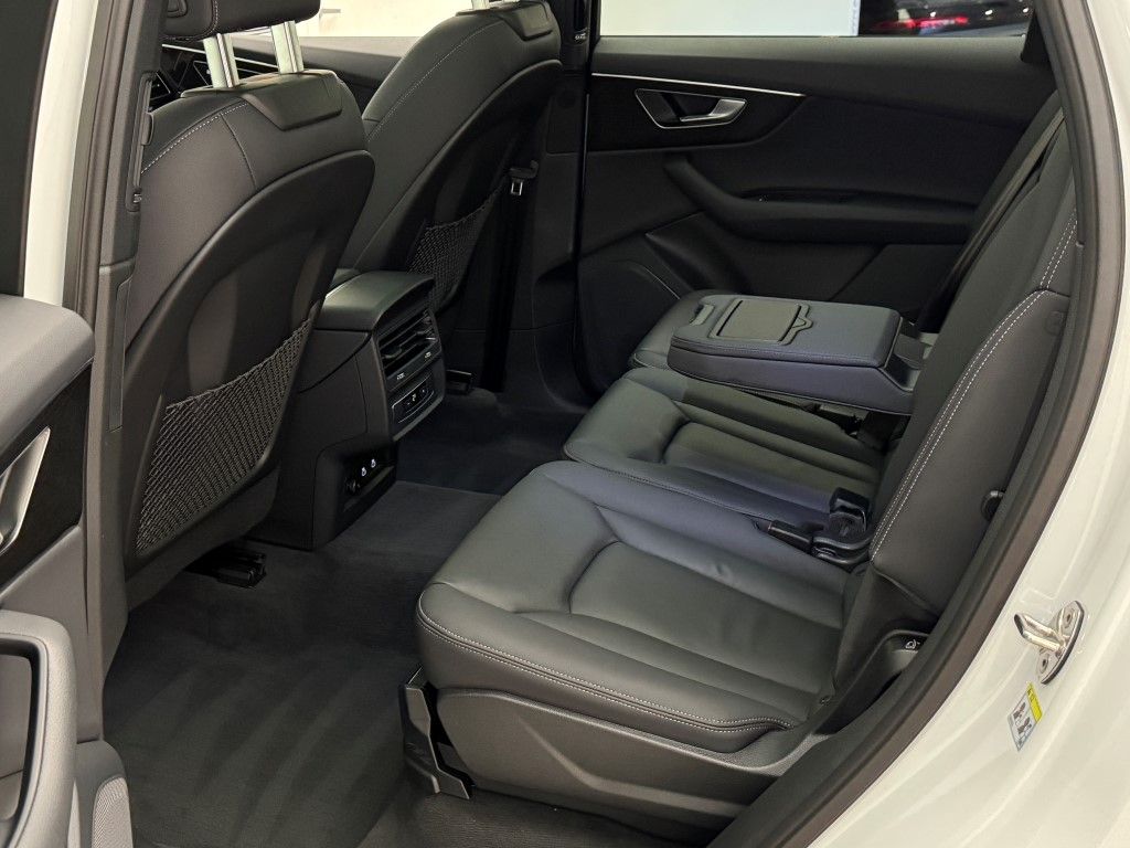 Vehicle image 25 of 47