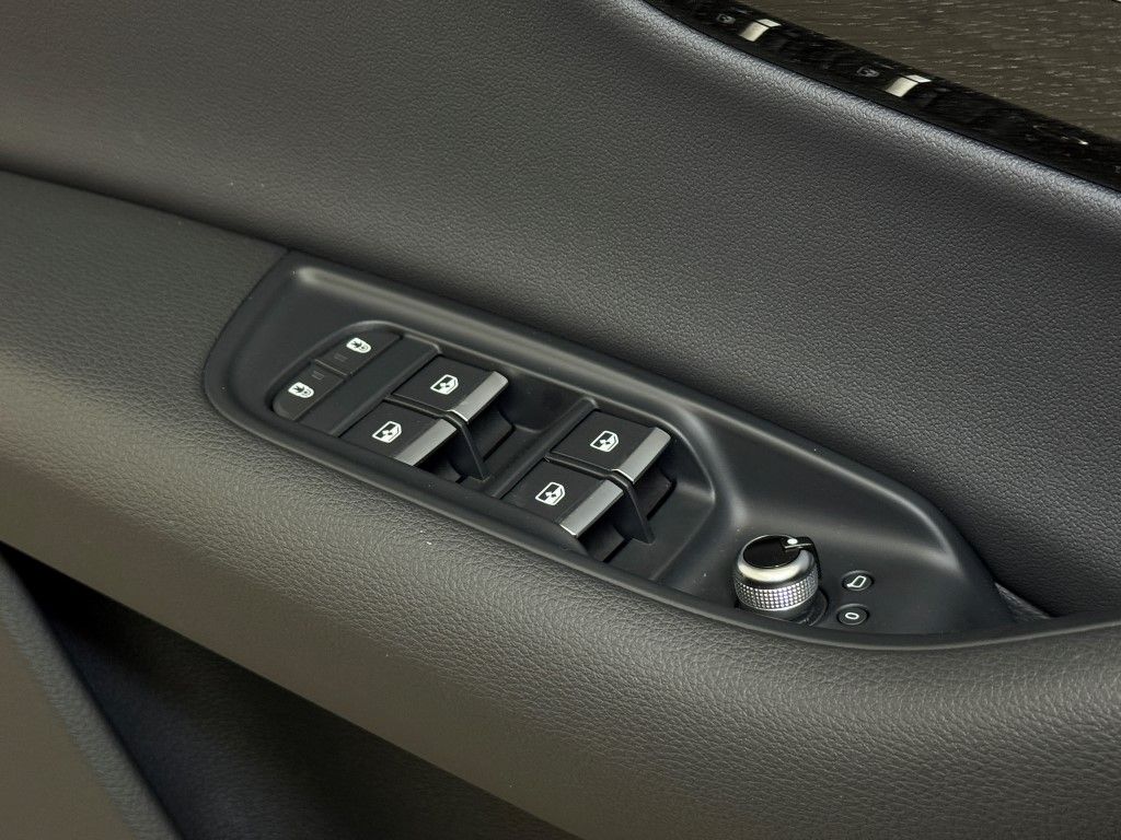 Vehicle image 46 of 47