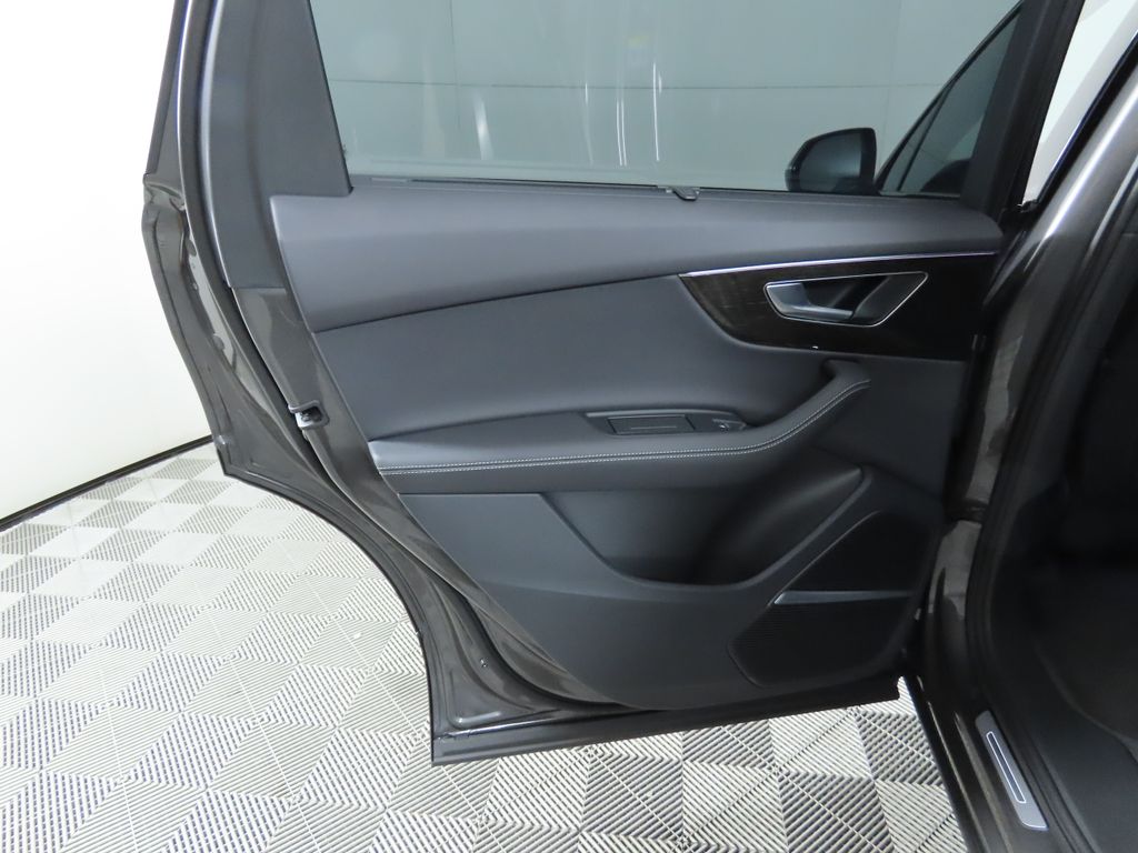 Vehicle image 28 of 34