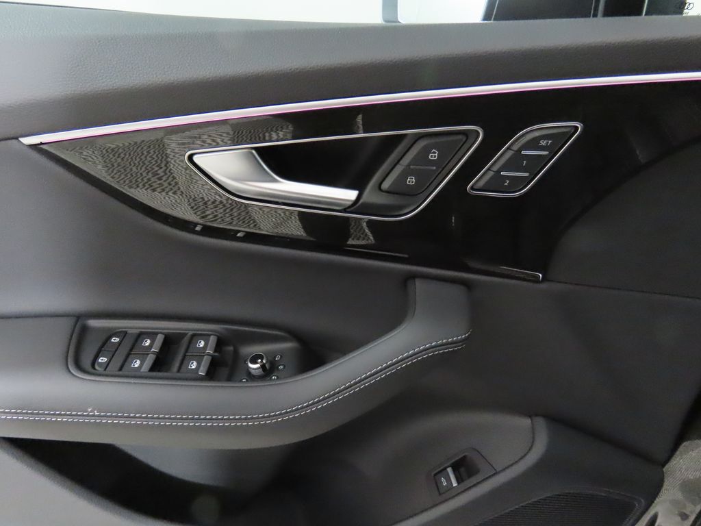 Vehicle image 25 of 34
