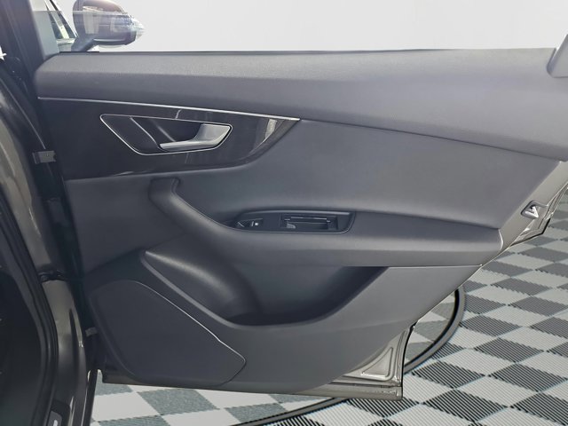 Vehicle image 27 of 28