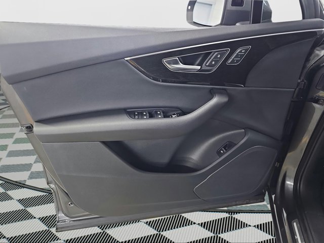 Vehicle image 21 of 28