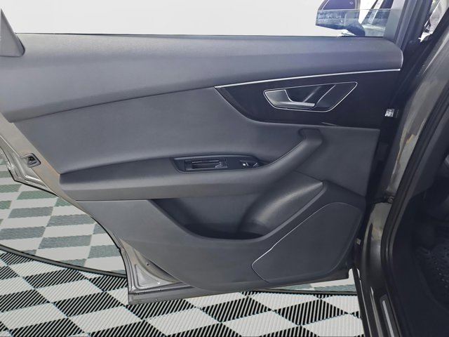 Vehicle image 23 of 28