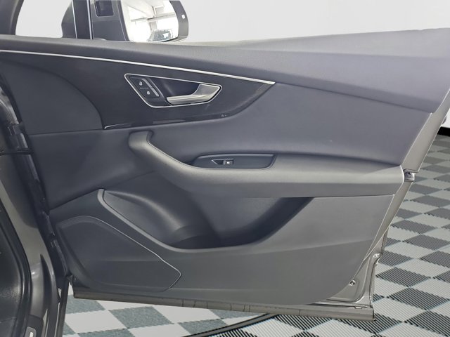 Vehicle image 26 of 28