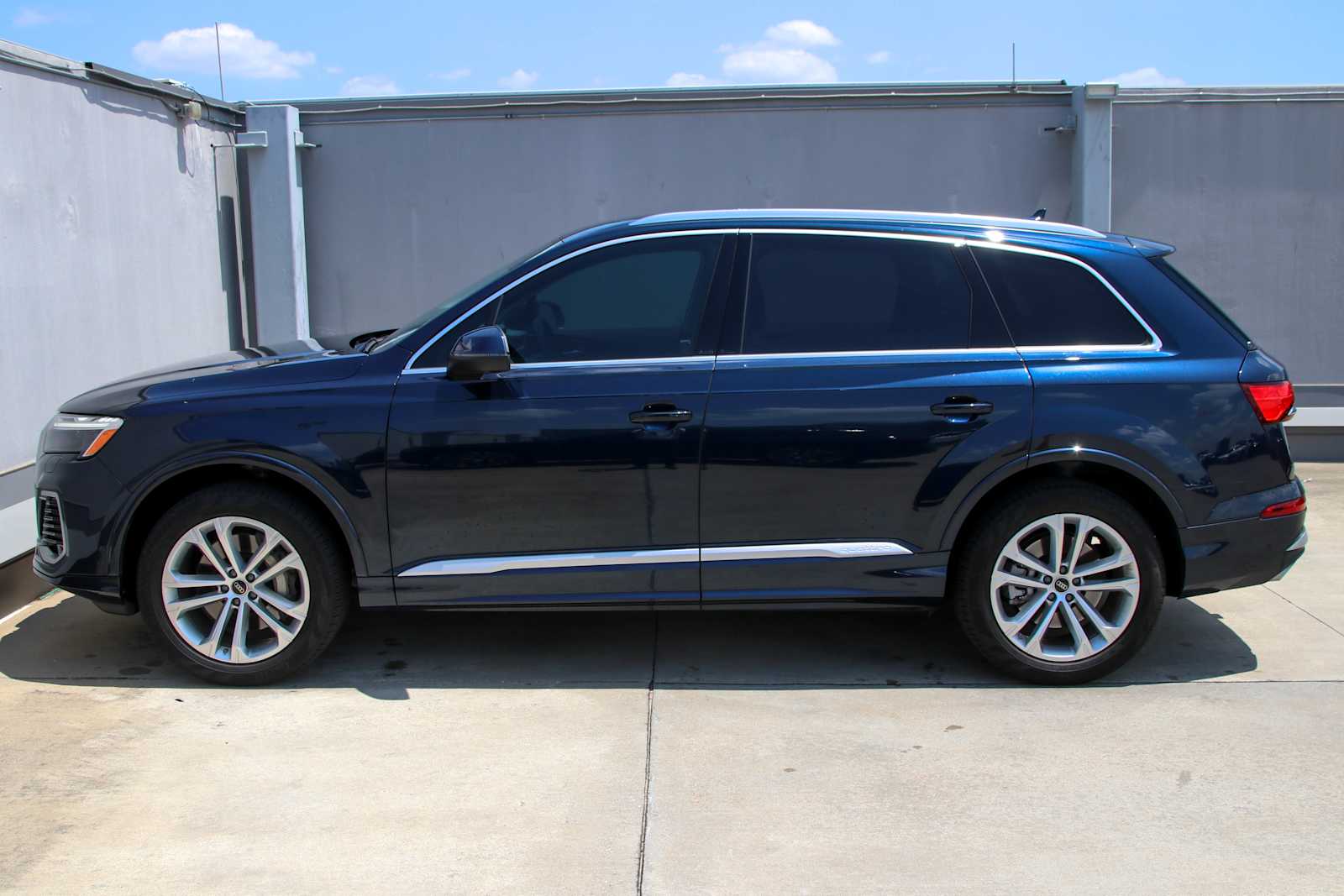 Vehicle image 4 of 11