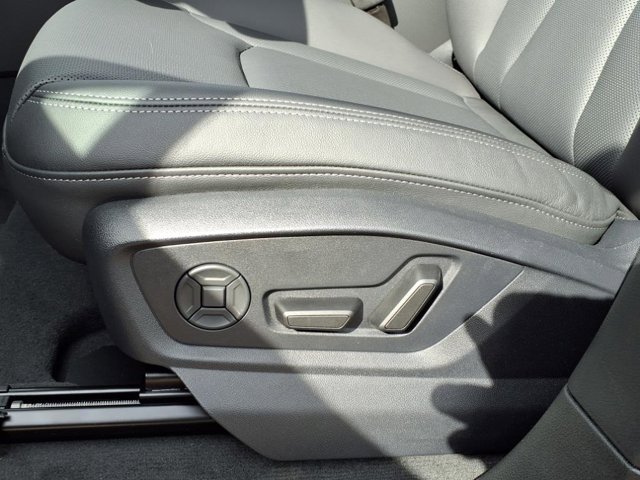 Vehicle image 14 of 23