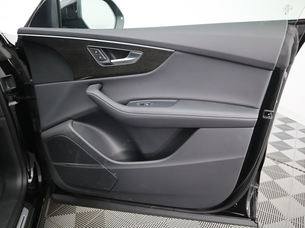 Vehicle image 32 of 36