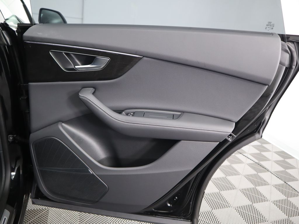Vehicle image 33 of 36