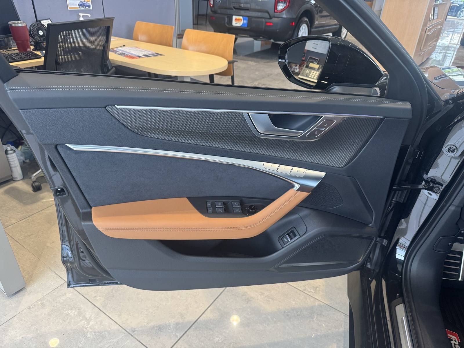 Vehicle image 14 of 30