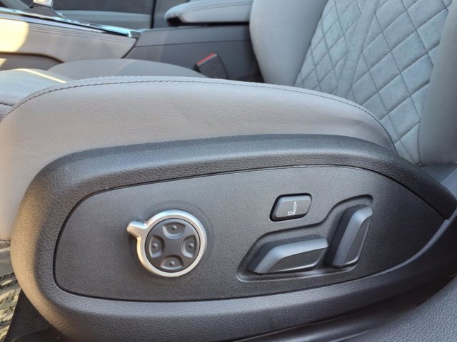 Vehicle image 14 of 23