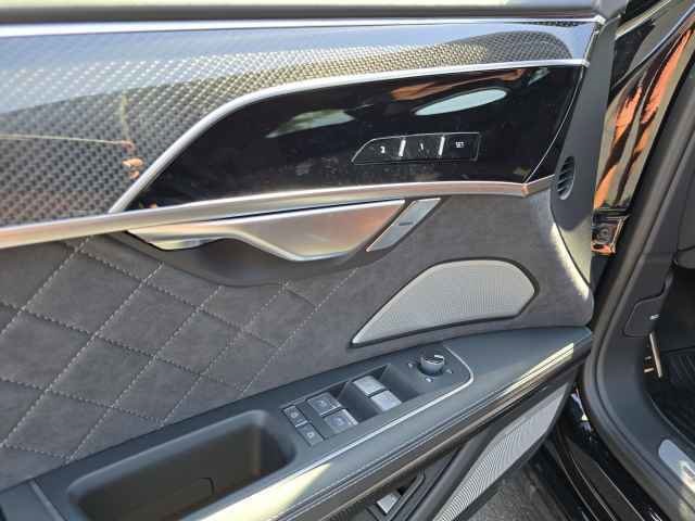 Vehicle image 32 of 44