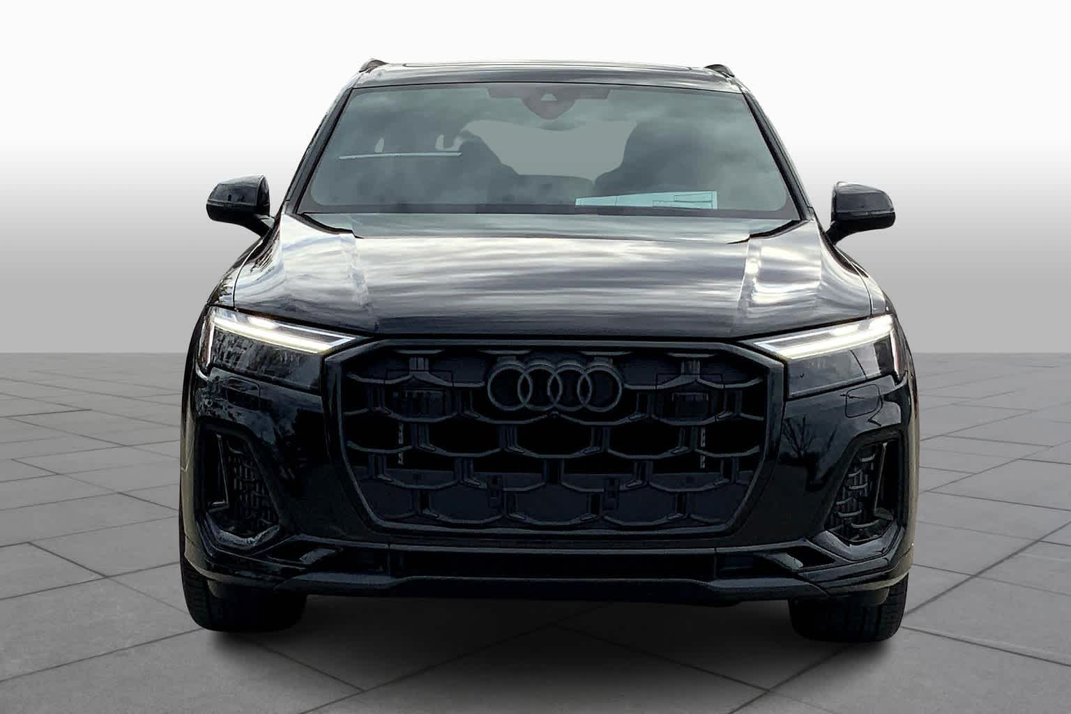2025 Audi SQ7 Premium Plus Image 3 of 18