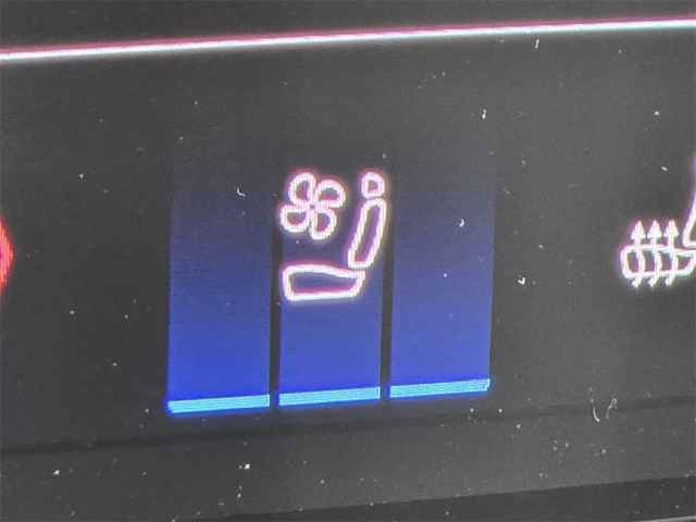 Vehicle image 17 of 44