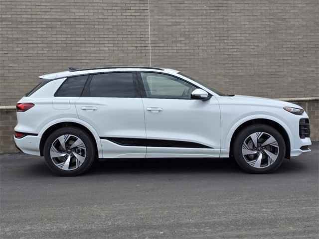 Vehicle image 4 of 44