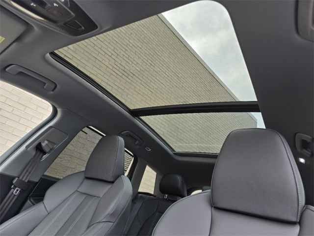Vehicle image 9 of 44