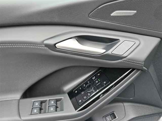 Vehicle image 36 of 44