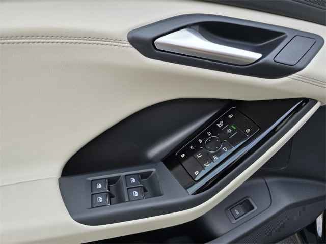 Vehicle image 36 of 44