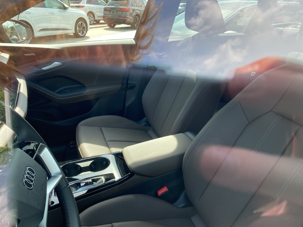 Vehicle image 8 of 10