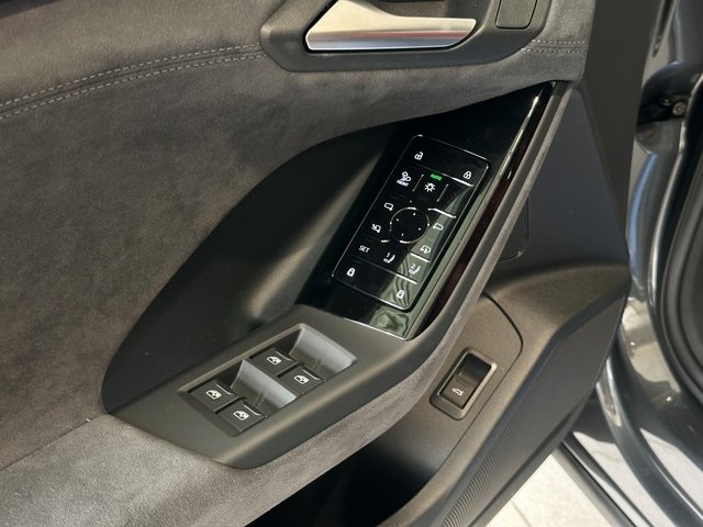 2025 Audi SQ6 e-tron Prestige Image 17 of 29