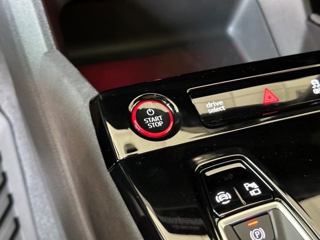 2025 Audi SQ6 e-tron Prestige Image 18 of 29