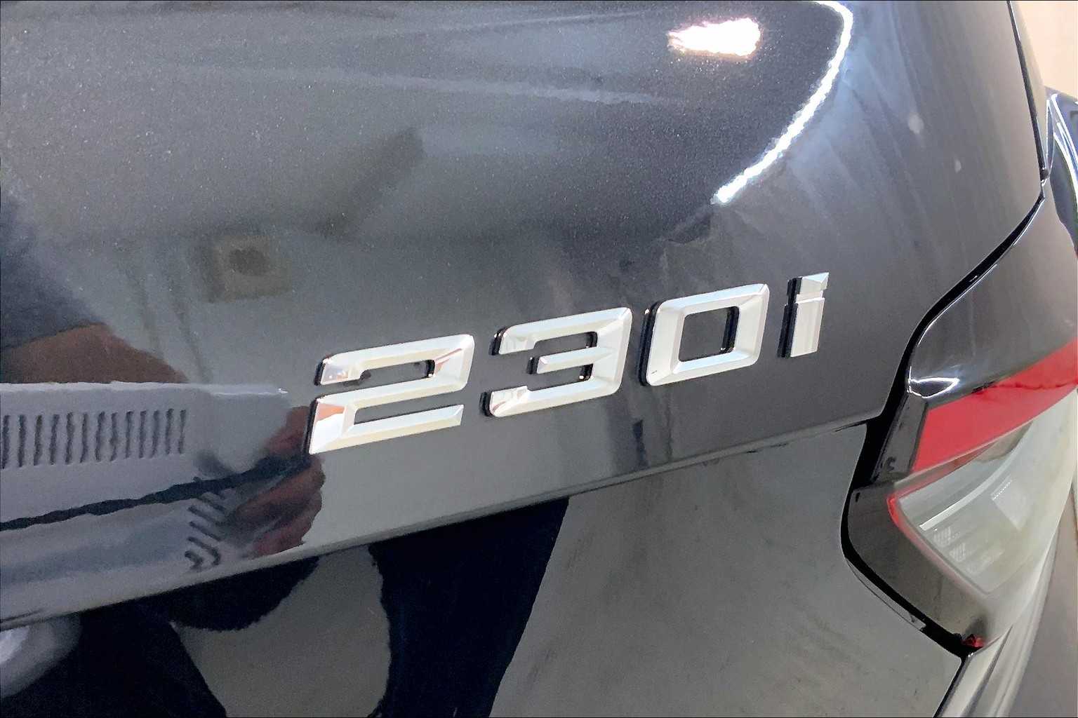 Vehicle image 21 of 22