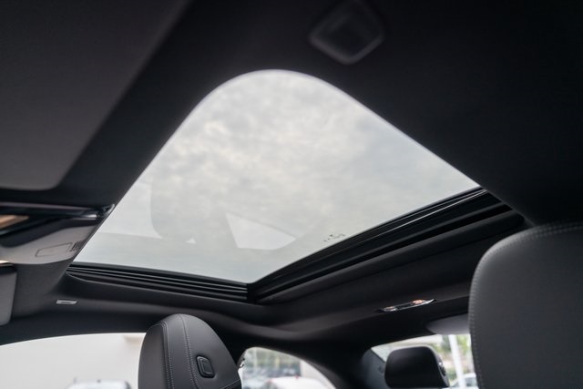 Vehicle image 18 of 32