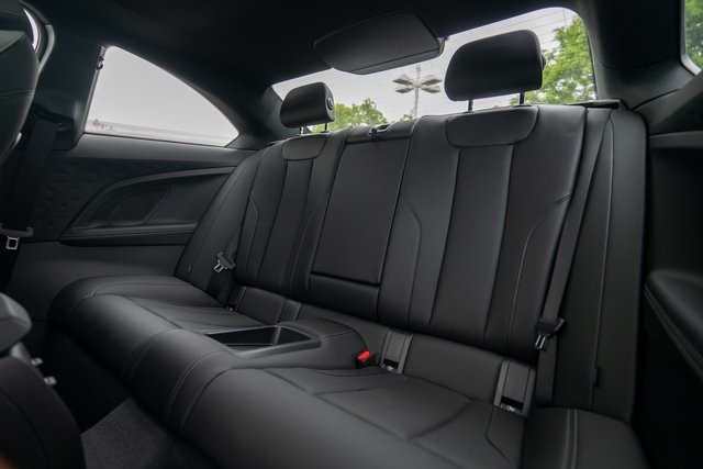 Vehicle image 10 of 32
