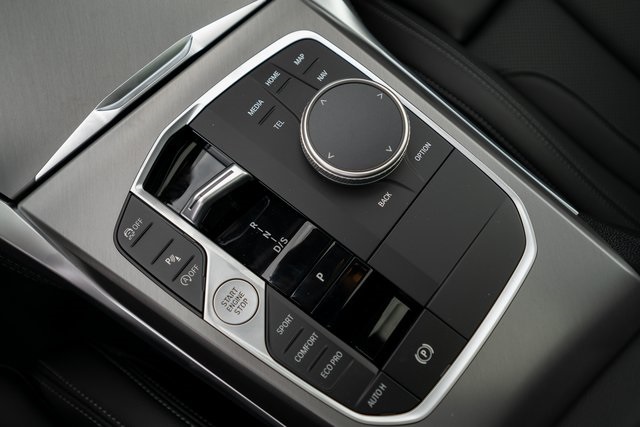 Vehicle image 22 of 32