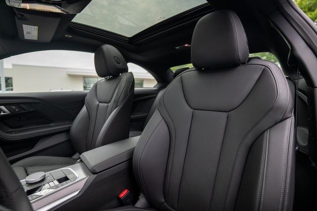 Vehicle image 13 of 32
