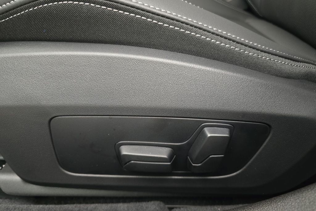 Vehicle image 13 of 30