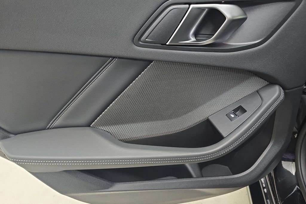 Vehicle image 26 of 30