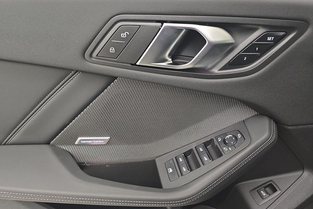 Vehicle image 14 of 30
