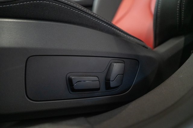 Vehicle image 17 of 32