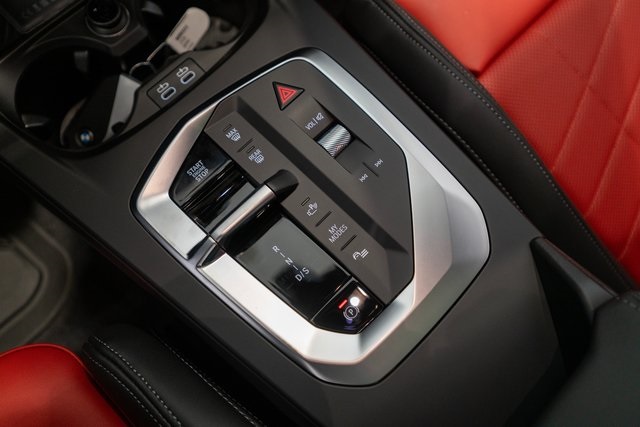 Vehicle image 21 of 32