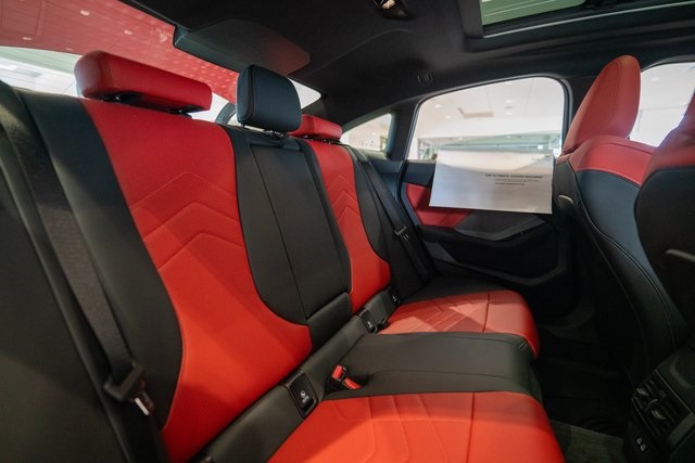 Vehicle image 14 of 32