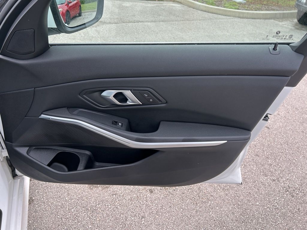 Vehicle image 37 of 50