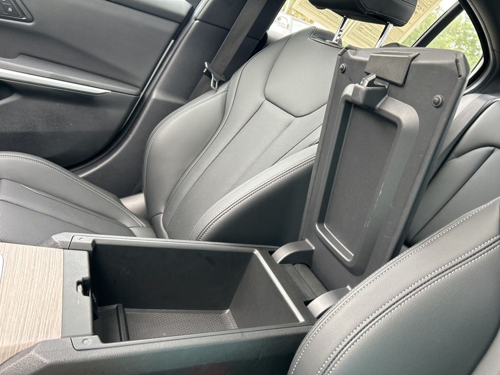 Vehicle image 33 of 50