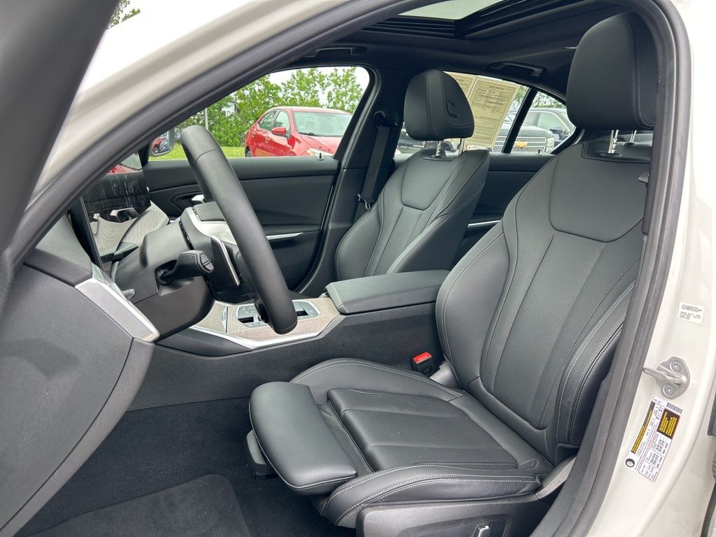 Vehicle image 14 of 50
