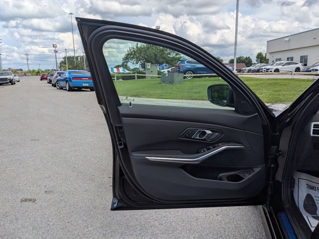 Vehicle image 21 of 36