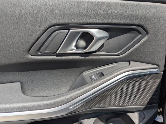 Vehicle image 27 of 36